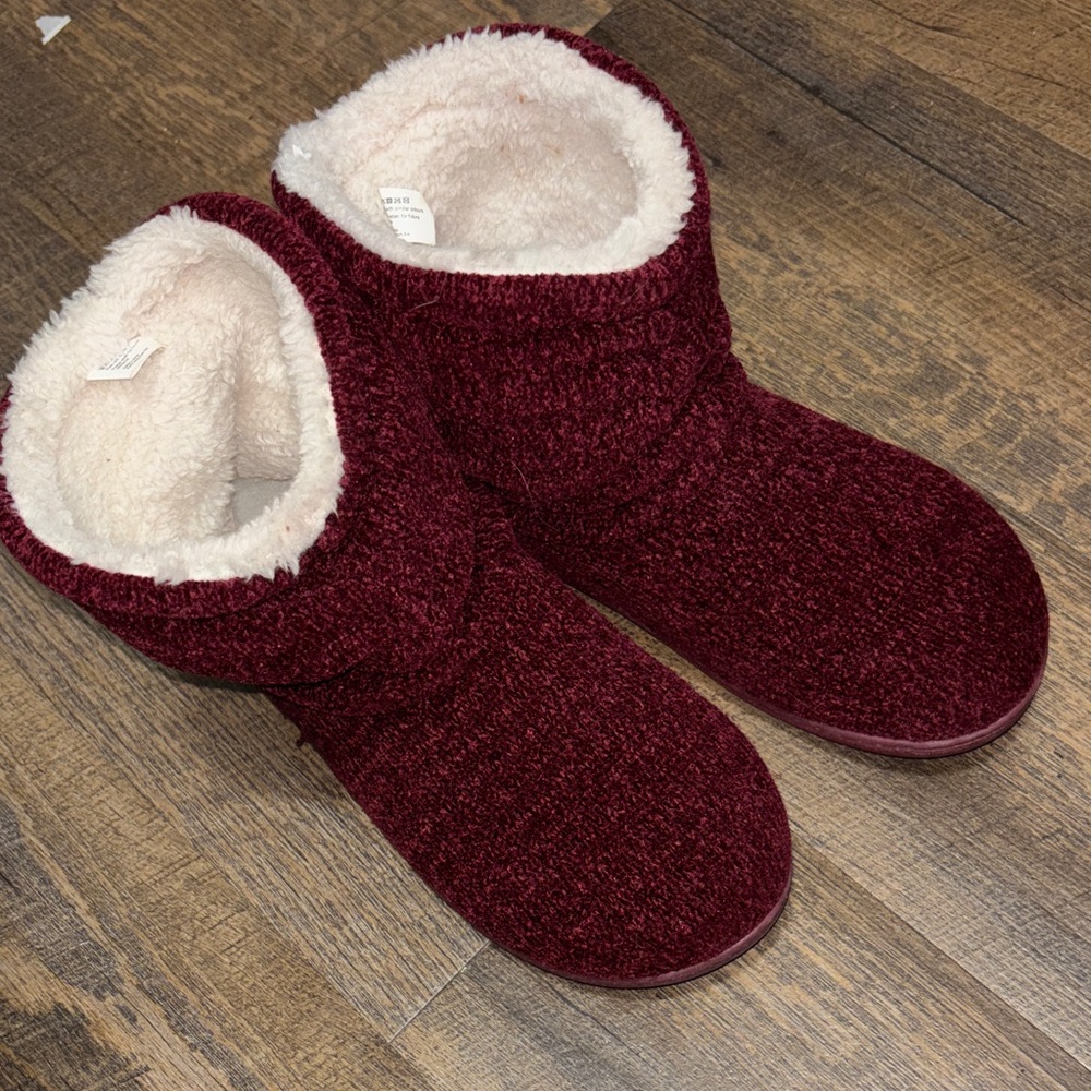 Well worn Cozy Burgundy Women's Slipper Boots size medium 7/8